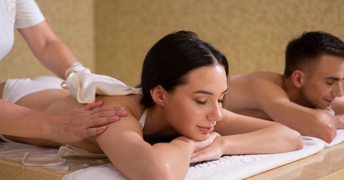 Par får massage på et spaophold i Danmark