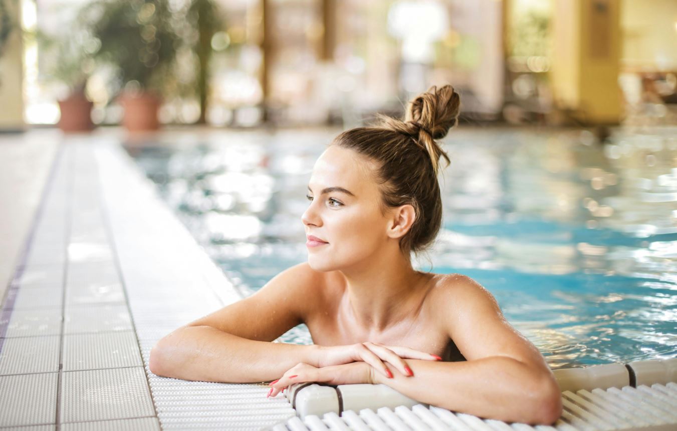 Kvinde i svømmebassin